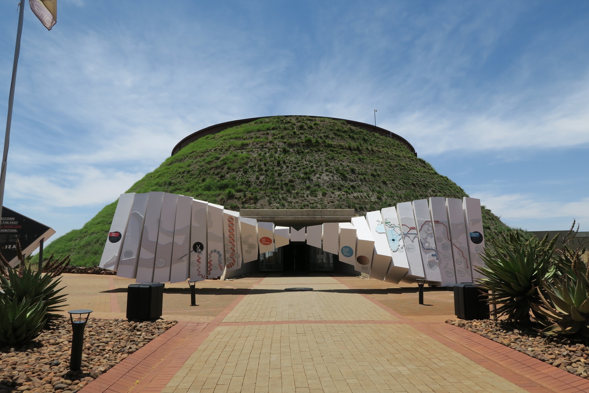 Maropeng — Tumulus building entrance walkway